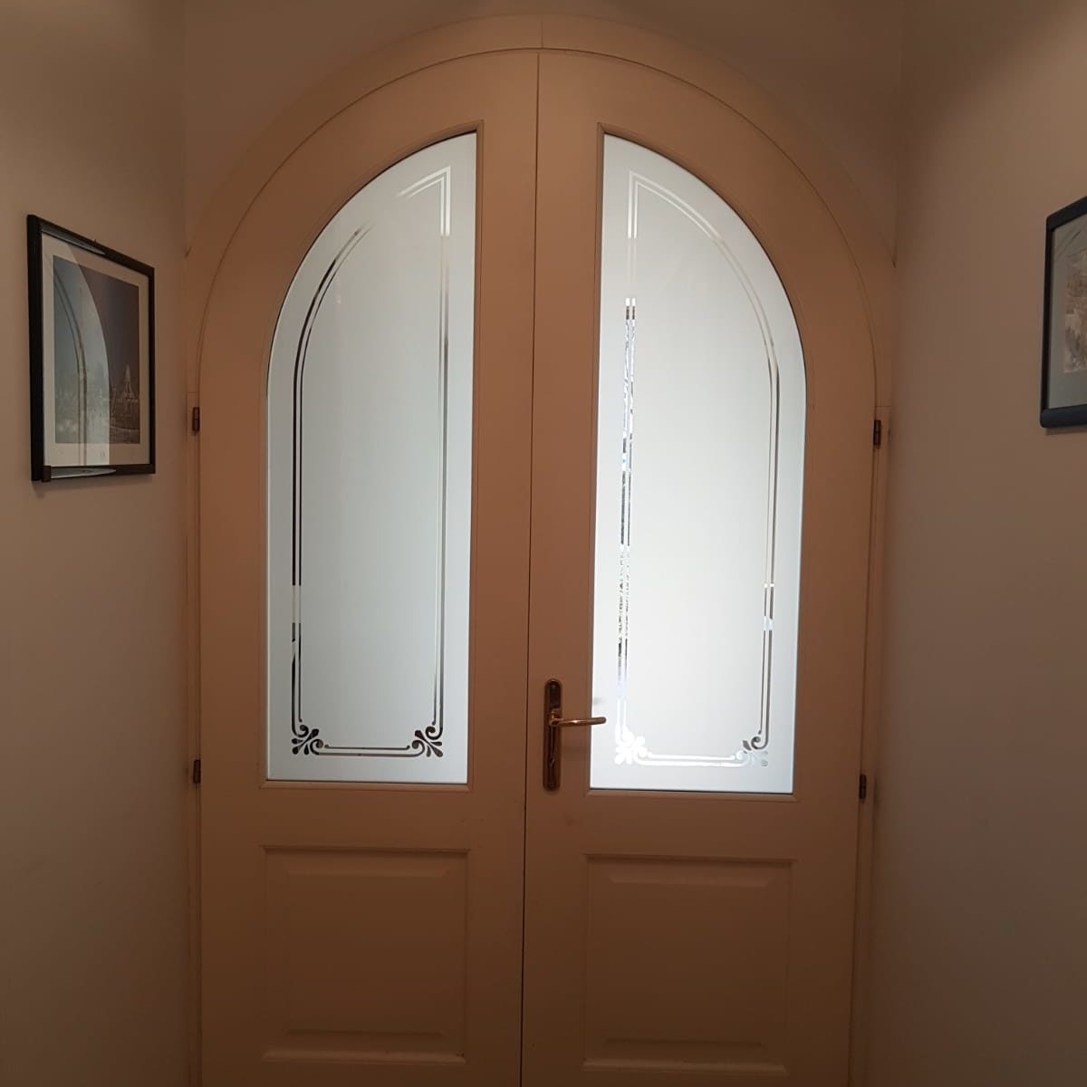 porta in legno con vetro decorato sabbiato